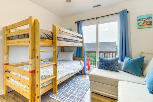 トップセール・ビーチにあるTopsail Beach Vacation Rental Idyllic Ocean Viewsのベッドルーム(二段ベッド、ソファ付)