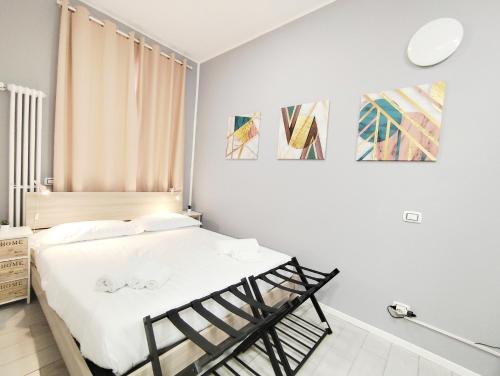 a bedroom with a bed with white sheets at Rho Fiera Milano - Onit's apartment in Pero