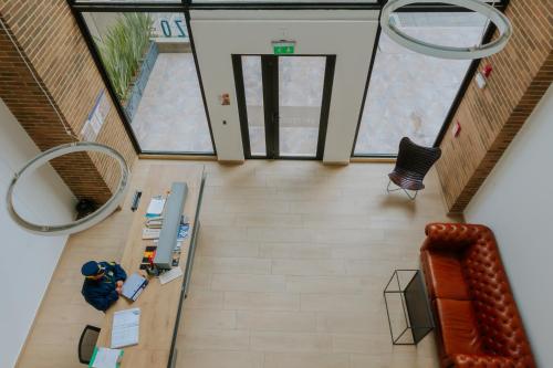 einen Blick über ein Wohnzimmer mit einem Basketballkorb in der Unterkunft Estudio en Usaquén cerca a la Fundación Santa Fe ! in Bogotá