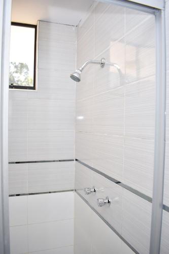 Bilik mandi di Real Inka Hotel