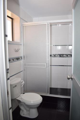 Bilik mandi di Real Inka Hotel