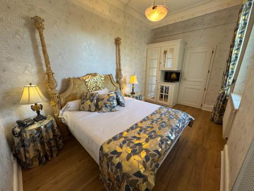 a bedroom with a large bed in a room at Hotel Restaurant Du Parc in Thann