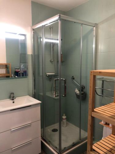 une salle de bain avec une douche en verre et un lavabo dans l'établissement Beau T3 Solidor avec Terrasse à 50m de la mer, à Saint-Malo