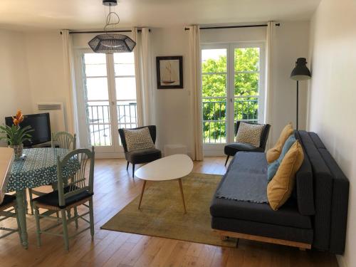 un salon avec un canapé et une table dans l'établissement Beau T3 Solidor avec Terrasse à 50m de la mer, à Saint-Malo