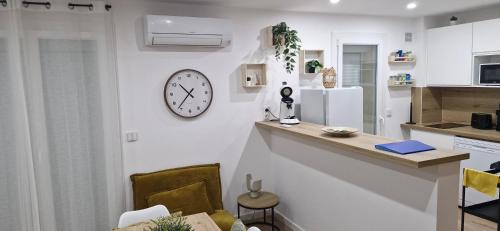 une cuisine avec un comptoir et une horloge au mur dans l'établissement studio entièrement rénové a 2 min de la mer, à Saint-Raphaël
