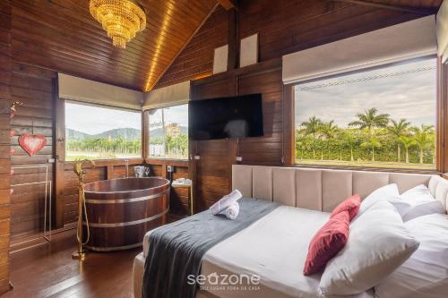 Postel nebo postele na pokoji v ubytování Studios completos perto da praia da Armação e do Parque Beto Carrero - TRS