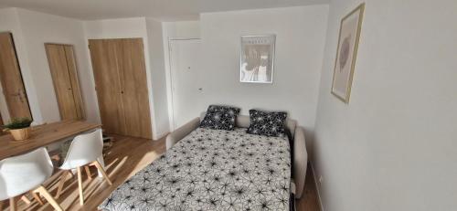 - une chambre avec un lit et deux chaises dans l'établissement studio entièrement rénové a 2 min de la mer, à Saint-Raphaël