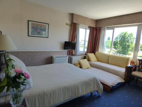 Postel nebo postele na pokoji v ubytování Hôtel Restaurant Le Bellevue Montrichard 3 étoiles