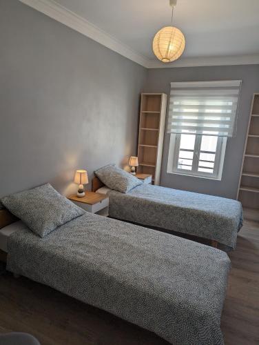 une chambre avec deux lits et une fenêtre dans l'établissement Spacieux 4 pièces entièrement climatisé, à Vallauris