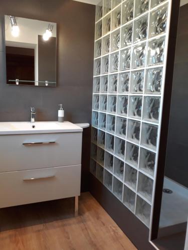 une salle de bain avec un lavabo blanc et un miroir dans l'établissement Spacieux 4 pièces entièrement climatisé, à Vallauris