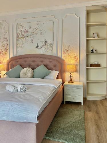 ein Schlafzimmer mit einem großen Bett mit großem Kopfteil in der Unterkunft Bridge Apartments- STUDIO 3 in Besenic