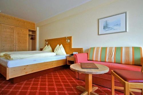 A bed or beds in a room at Hotel Bischofsmütze
