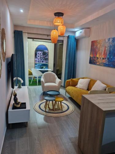 una sala de estar con un sofá y una mesa en Mountain View Retreat, en Flic en Flac