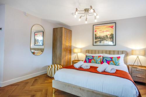 Postel nebo postele na pokoji v ubytování Very best location - Large Luxury Studio by river and City Centre