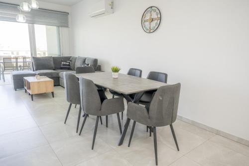Χώρος καθιστικού στο Rotiana 3Bed Apt with Roof Garden and BBQ