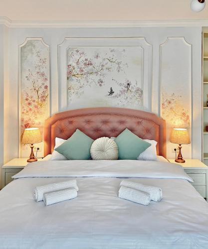 ein Schlafzimmer mit einem großen weißen Bett mit zwei Lampen in der Unterkunft Bridge Apartments- STUDIO 3 in Besenic