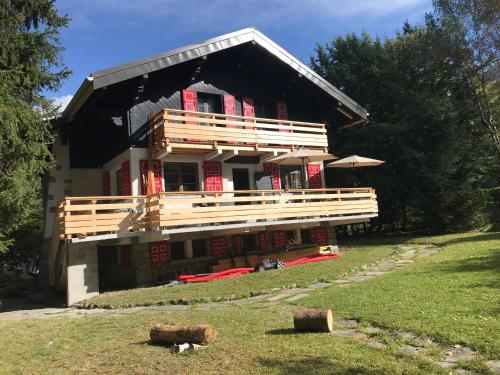 une maison construite avec un toit en gambrel dans l'établissement Rare, charmant T3 de 63m2, calme dans une maison, place de parking comprise, à Chamonix-Mont-Blanc