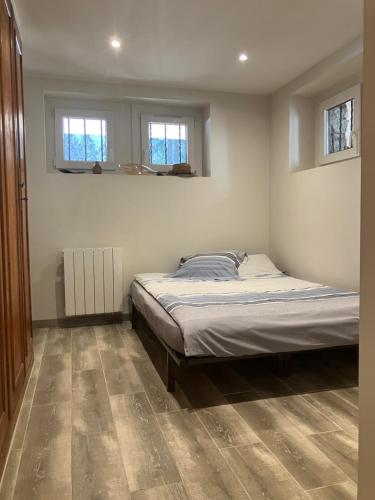 une chambre avec un lit et deux fenêtres dans l'établissement Rare, charmant T3 de 63m2, calme dans une maison, place de parking comprise, à Chamonix-Mont-Blanc