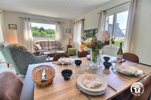 - une salle à manger avec une table et une bouteille de vin dans l'établissement Le goeland, à Auray