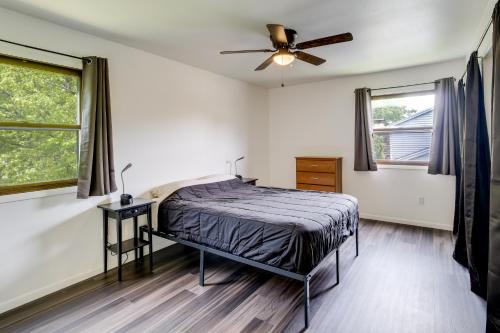una camera da letto con un letto e un ventilatore a soffitto di 1 Mi to Freer Field Ashland Home with Yard! a Ashland