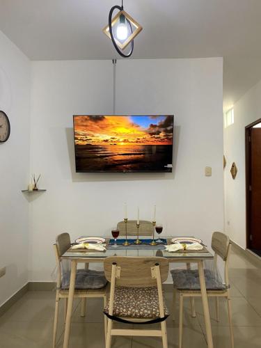 Телевизор и/или развлекательный центр в Apartamento cerca al Mar D