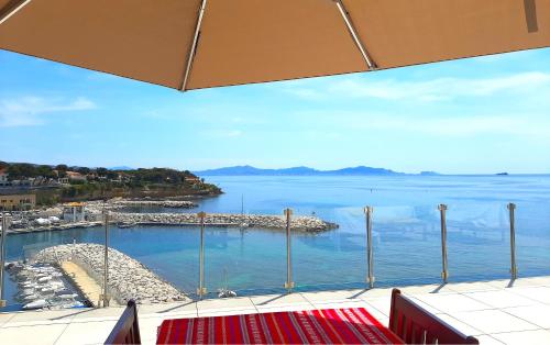 d'un balcon offrant une vue sur une étendue d'eau. dans l'établissement Villa de charme - Panorama Exceptionnel et Accès direct Mer, à Carry-le-Rouet