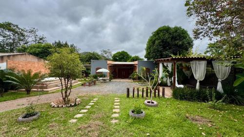 a garden with a house and some trees at Gbsitio in Brasilia