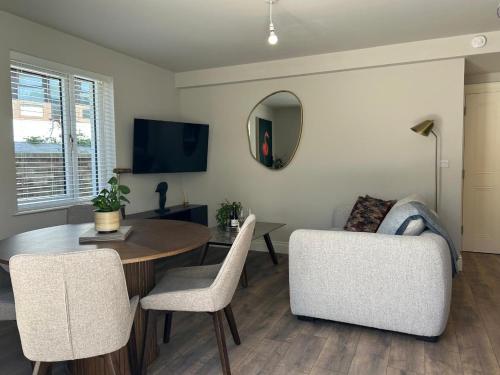 ベルファストにあるFisherwick House Apartmentsのテーブルと椅子のあるリビングルーム