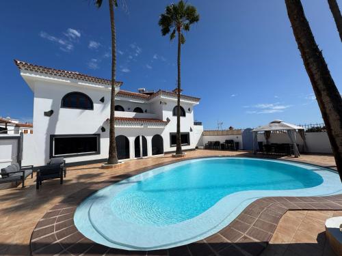 Large Villa in Maspalomas with Huge Private Pool, Jacuzzi & Gym