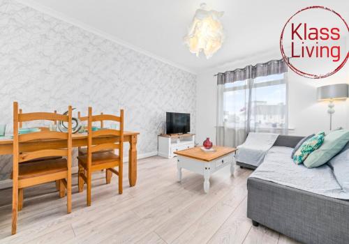 un soggiorno con un divano e un tavolo di Anderson Apartment by Klass Living Motherwell a Motherwell
