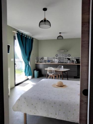 une cuisine et une salle à manger avec une table dans l'établissement Charmant Studio climatisé proche Rivière ,Voie verte, Marché, à Ruoms