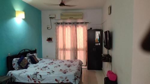 a bedroom with a bed and a window at Palms Cosy affordable homely flat in Arpora