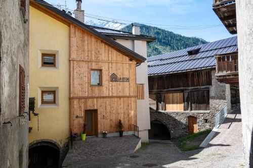 a group of buildings next to each other at La Stua in Vermiglio