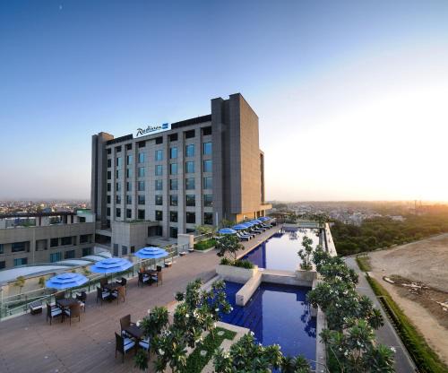 Vaizdas į baseiną apgyvendinimo įstaigoje Radisson Blu Hotel New Delhi Paschim Vihar arba netoliese