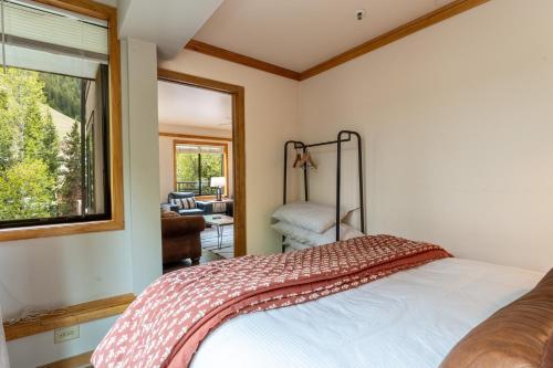 una camera da letto con un letto e una finestra di Slopeside #2775 by Summit County Mountain Retreats a Keystone