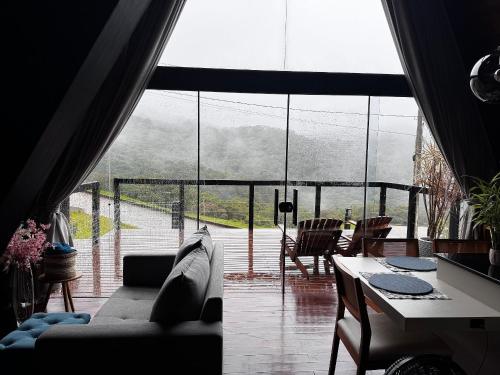 Pemandangan gunung umum atau pemandangan gunung yang diambil dari chalet