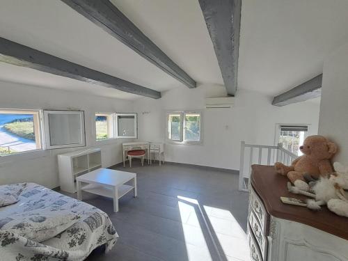 une chambre avec un ours en peluche assis sur un lit dans l'établissement House 4 to 6 people with pool, à Saint-Cyr-sur-Mer
