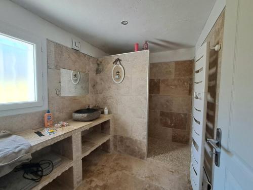 une salle de bain avec une douche avec un comptoir et un lavabo dans l'établissement House 4 to 6 people with pool, à Saint-Cyr-sur-Mer
