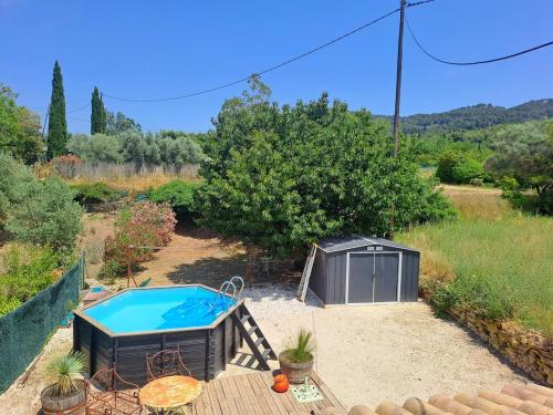 une arrière-cour avec une piscine et une serre dans l'établissement House 4 to 6 people with pool, à Saint-Cyr-sur-Mer