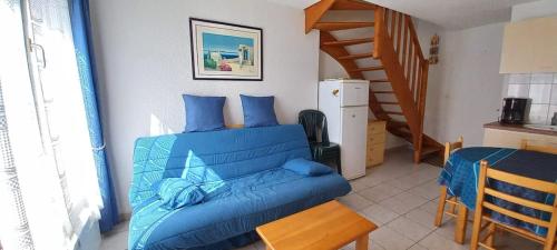 - une chambre avec un lit bleu et un escalier dans l'établissement Joli pavillon pour 6 personnes a 50m de la plage, à Valras-Plage
