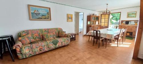 un salon avec un canapé et une table dans l'établissement Grande maison pour 12 personnes idéalement située à Valras plage, à Valras-Plage