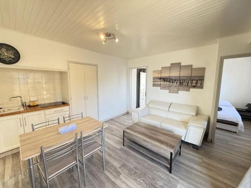 un salon avec un canapé et une table dans l'établissement Valras-Loc - Appartement avec terrasse et parking,, à Valras-Plage