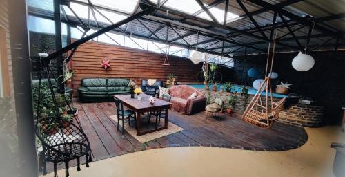 un salon avec une table et un canapé dans l'établissement Le Loft Troyes, à Troyes