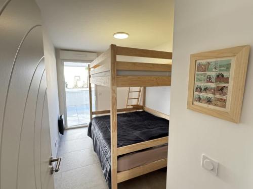 a small room with a bunk bed and a door at Valras-Loc Archipel Panarea Spa confort in Valras-Plage