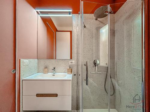 a bathroom with a sink and a shower at Modern Blue Horizon - Spiagge 200m - AC - SmartTV in Cogoleto