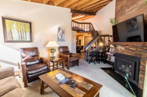 Televisyen dan/atau pusat hiburan di Treehouse #305, Building D by Summit County Mountain Retreats