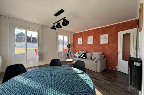 un salon avec un canapé et une table dans l'établissement Family apartment near the castle of Caen, à Caen