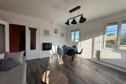 un salon avec un canapé et une table dans l'établissement Family apartment near the castle of Caen, à Caen