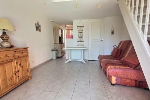 un salon avec un canapé et une table dans l'établissement Pavillon pour 4 personnes dans une résidence avec piscine, à Valras-Plage