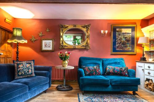 Posezení v ubytování Historic Hidden Gem-10mins walk to Holmfirth, Log Burner,Easy Parking